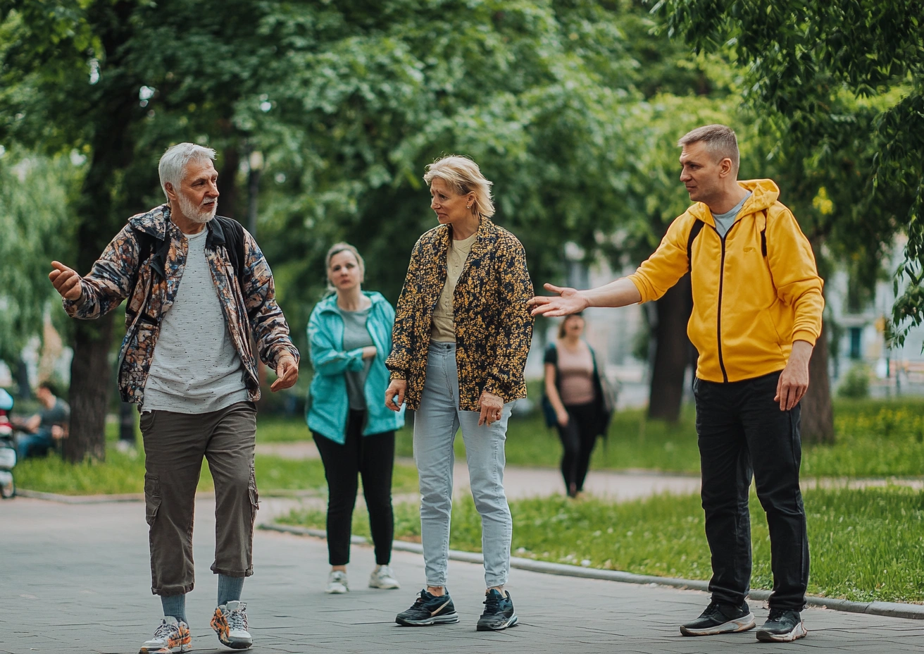 Пенсіонери виконують вправи на рівновагу в міському парку